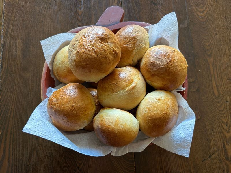Hveteboller served warm with butter on a plate