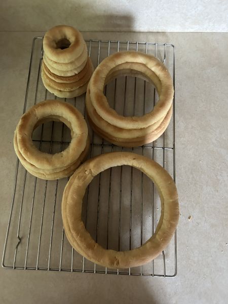 Stacking kransekake rings from largest to smallest