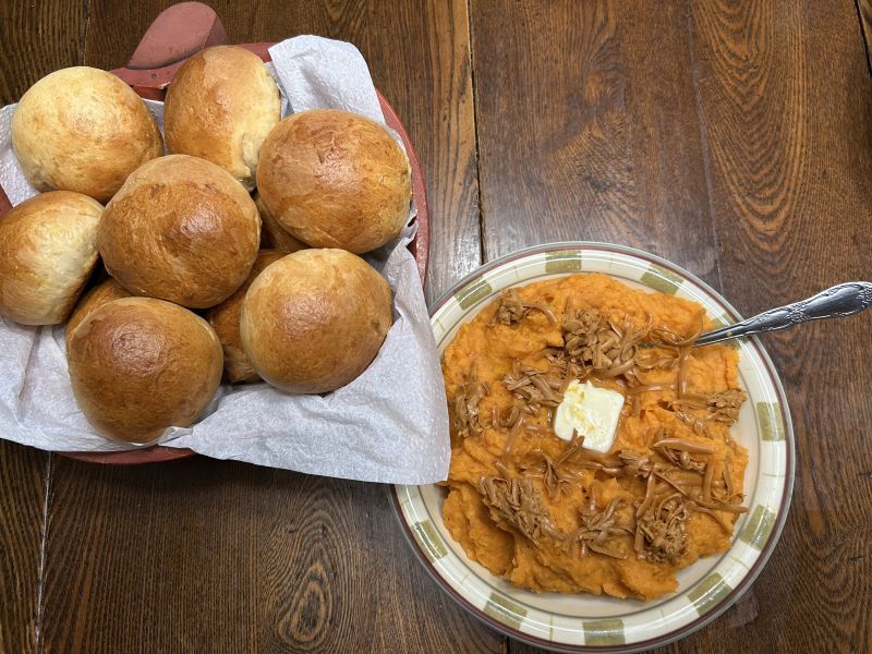 Thanksgiving plate with sweet potato Gjetost mash and Hveteboller buns