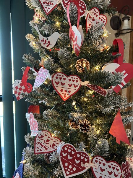 Layered Norwegian heart garland displayed on a decorated Christmas tree.