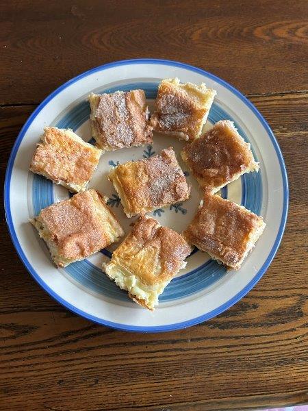 RømmeGrøt Bars are plated and ready to serve.