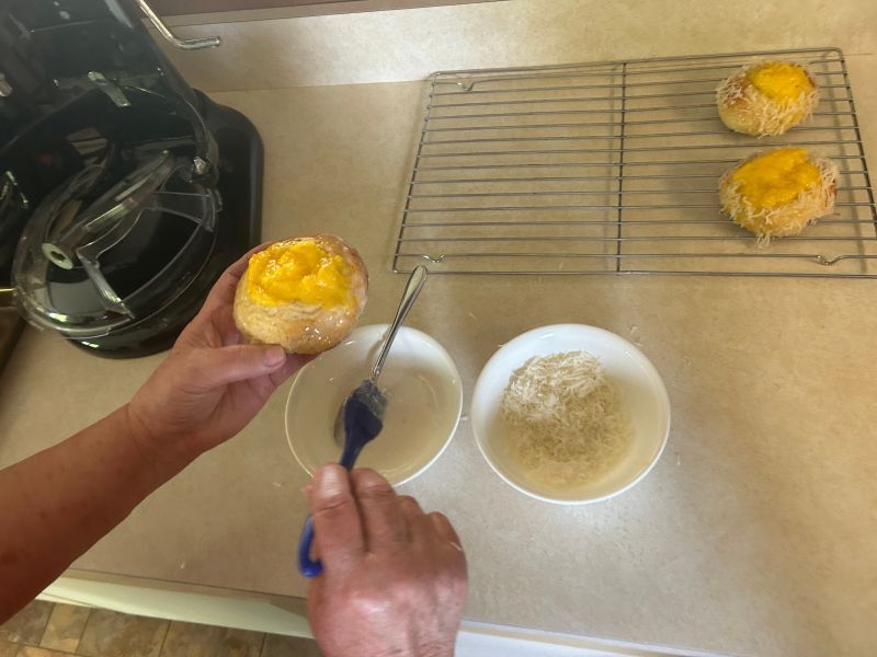 Glazing Skolebrod with powdered sugar mixture