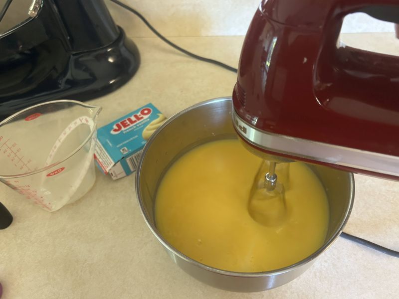 Mixing dry pudding with milk for Skolebrod
