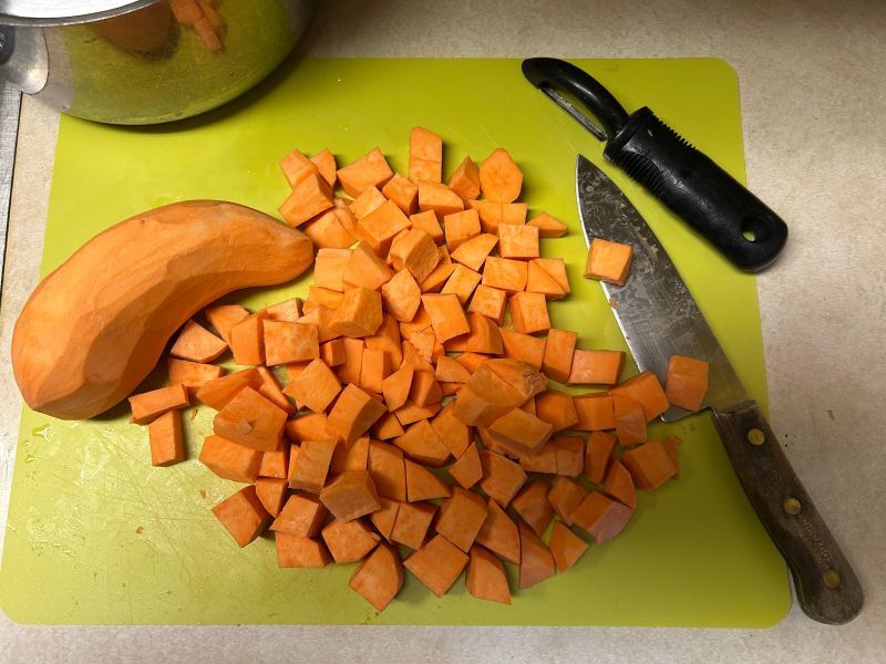 Boiling cubed sweet potatoes for Gjetost mash